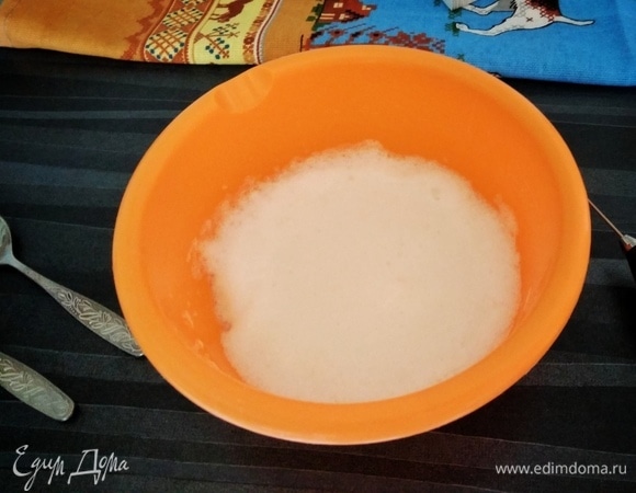 В это время взбить белки до пышной пены.