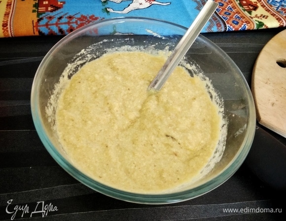 Смешать молочный крем с бананами.