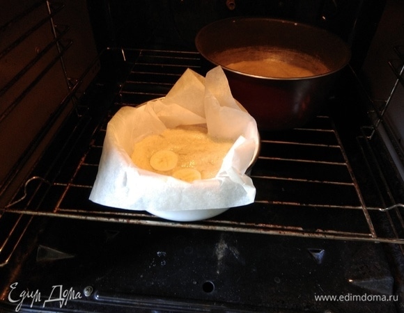 Выложить в форму и поставить запекаться в разогретую духовку при температуре 190–200°C на 15–20 минут. Время приготовления зависит от размера формы и духовки, в формочках для маффинов хватит минут 10. Суфле должно подзолотиться сверху и стать плотнее.