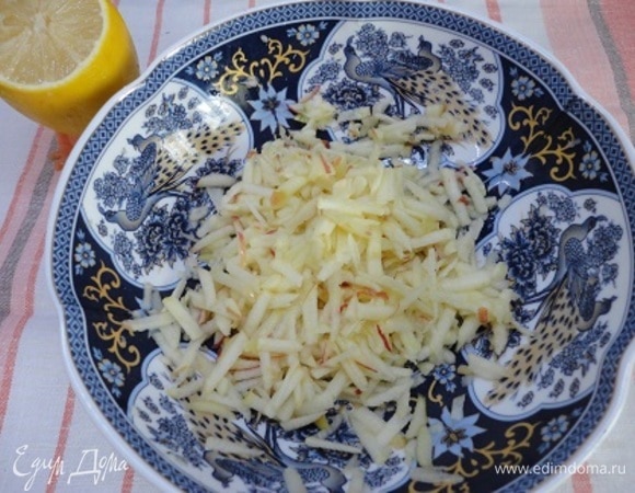 Натираем на крупной терке сладкое яблоко и поливаем свежевыжатым лимонным соком.