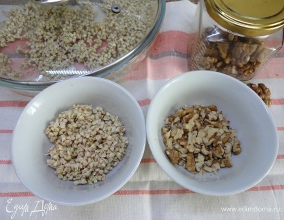 Осталось добавить к салату гречку или крупно нарезанные грецкие орехи.