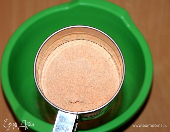 Перемолоть чечевицу в кофемолке в муку и просеять. Смешать муку с разрыхлителем.