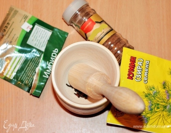 В ступке измельчить гвоздику и зиру, добавить к чечевице. Добавить сухой имбирь и перемешать.