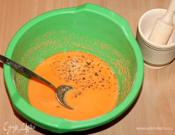 К чечевичной смеси добавить теплую воду, соль и вымешивать тесто, пока смесь не станет однородной. Отставить миску в сторону на 1 час. Тесто будет из жидкого превращаться в густое. Когда тесто загустеет, добавить растительное масло.