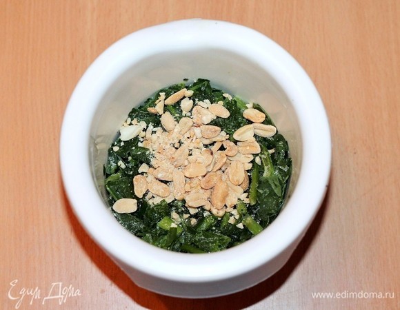 Мелко нарезанный шпинат кладем в блендер. Добавляем 1 ст. л. растительного масла и 2 ст. л. обжаренного на сухой сковороде арахиса, перец и соль. Перемалываем блендером. Если у вас свежий шпинат, добавьте 1 ст. л. воды. Арахис можно заменить на грецкие орехи.