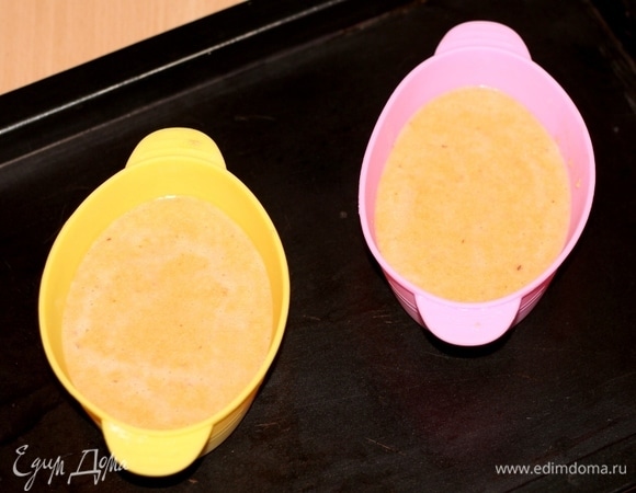 В силиконовые формочки (не смазываем маслом) выкладываем чечевичное тесто до середины формы.