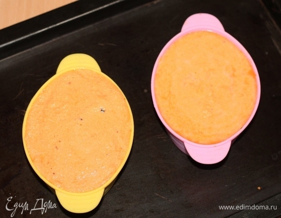 Сверху на шпинат кладем чечевичное тесто.