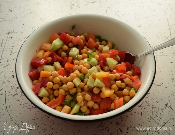 Овощи смешать с нутом в большой миске.