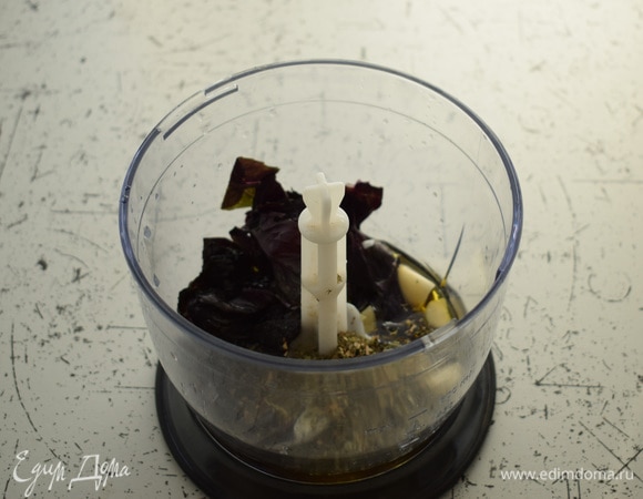 Для заправки в блендере измельчить все ингредиенты.