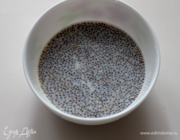 Смешать молоко и семена чиа, оставить на 20 минут, чтобы семена разбухли.