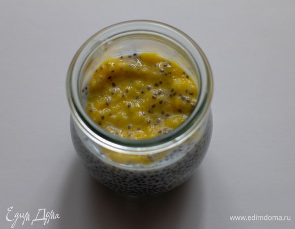 Часть манго нарезать кусочками, а часть пюрировать. Переложить полученный пудинг в емкость для подачи, сверху выложить манговое пюре.