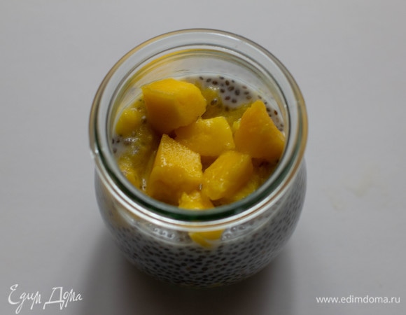 Затем положить кусочки манго.