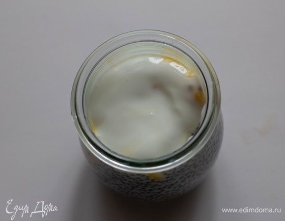 Последним слоем выложить несладкий йогурт. Размер слоев десерта можно менять произвольно, по желанию. Можно украсить сверху кусочками манго и листиками мяты, можно оставить так как есть.