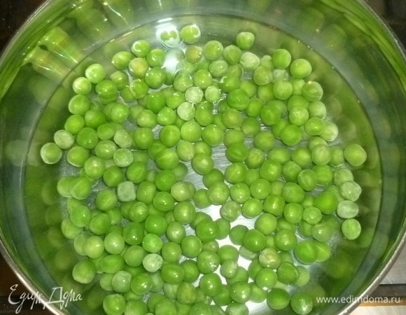 Можно взять молодой зеленый горошек. Если берете замороженный, его нужно быстро отварить до готовности, при этом следить, чтобы горошек не потерял цвет. Откинуть на дуршлаг.