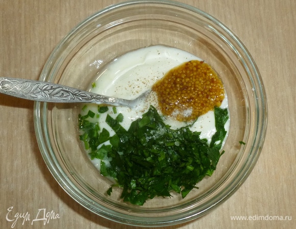 Для заправки соединить все ингредиенты. Приправить солью и перцем по вкусу.