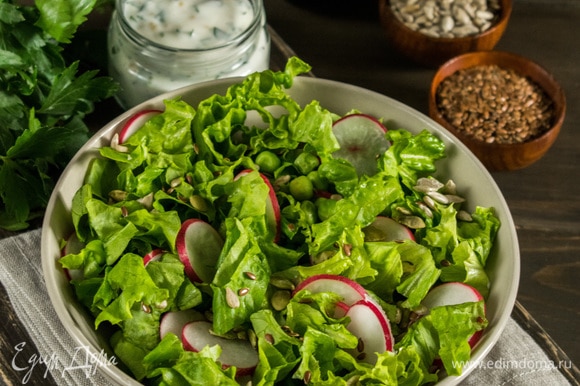 Посыпать салат семечками. Заправить салат непосредственно перед подачей. Приятного аппетита!