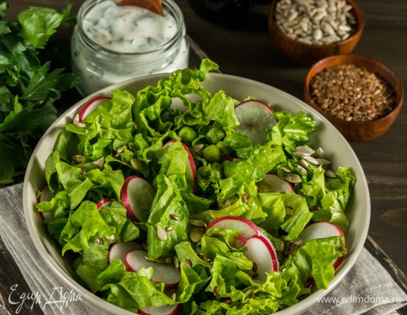 Посыпать салат семечками. Заправить салат непосредственно перед подачей. Приятного аппетита!