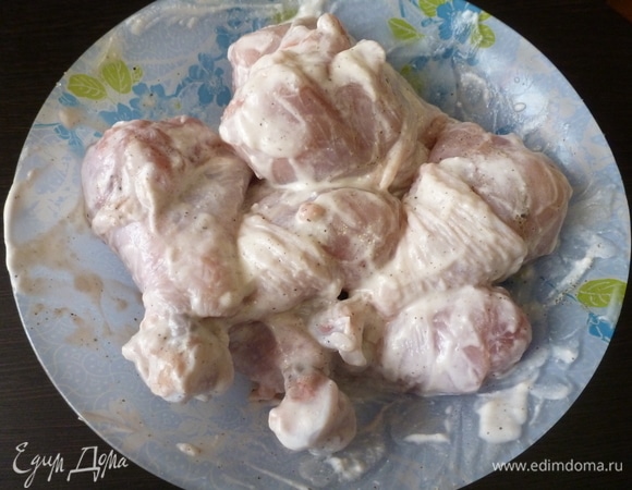 Куриные голени хорошо помыть и обсушить (у меня было 9 штук). Я зачистила косточку ножки и срезала хрящик с нее. Этот момент не обязателен, просто так красивее получается (на мой взгляд). Посолить и поперчить, добавить йогурт и замариновать на 40–60 минут.