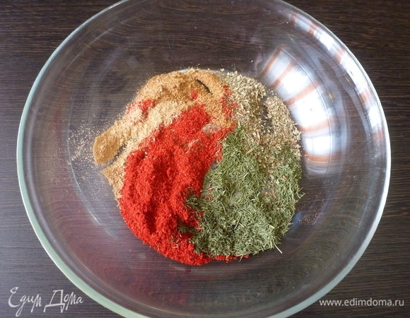 Подготовить специи для обсыпки ножек. Тут все на свой вкус, берите, что нравится именно вам. Паприка смотрится очень выигрышно, вот она, я думаю, обязательна. Сухой чеснок дает сногсшибательный аромат. Насыпать специи в миску и все перемешать.