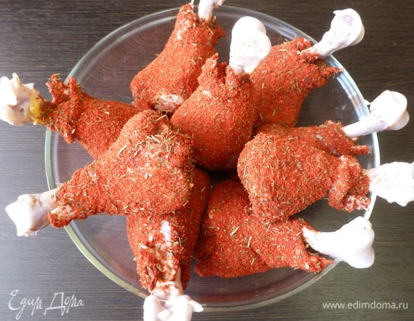 С ножек рукой счистить йогурт, не нужно, чтобы они были слишком мокрые. Держать ножку за косточку и обсыпать ее специями с ложки со всех сторон.