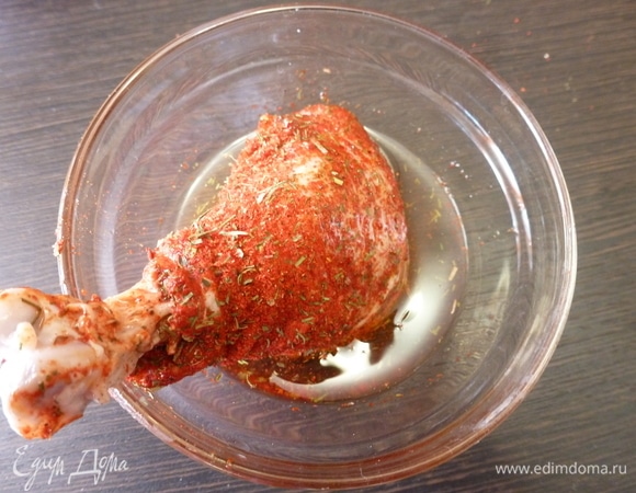 В глубокую миску налить растительное масло и обмакнуть в него ножку, обсыпанную в специях. Долго не возите в масле, помогайте, поливая ножку ложкой. У меня масла ушло меньше, чем полстакана.