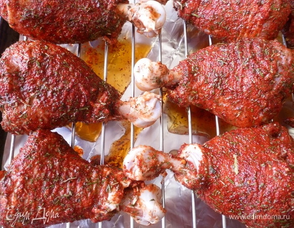 На противень положите решетку, а на решетку уложите куриные ножки. Противень я застелила фольгой для удобства. Потом просто собрала ее и выкинула, а противень остался чистый.