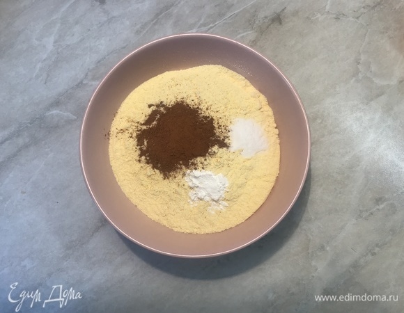 В одной миске смешать кукурузную муку, корицу, соду и разрыхлитель, хорошо перемешать.