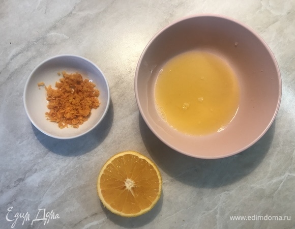 В другую миску натереть цедру одного апельсина.