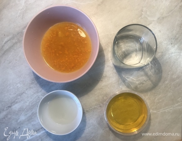 Добавить растительное масло, воду и мед, перемешать до однородности.