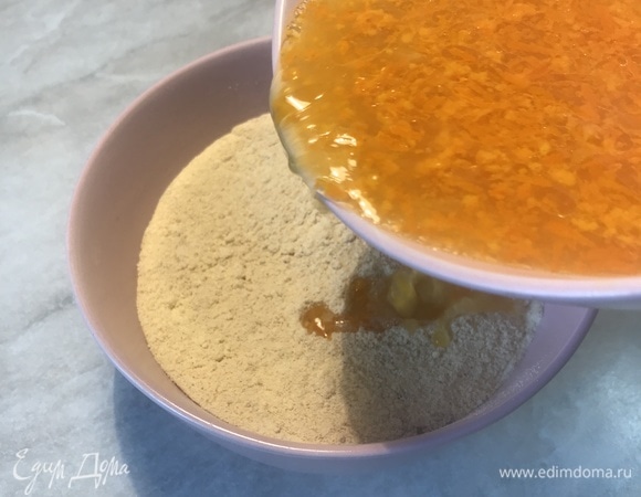 Влить жидкую смесь в сухую и замесить тесто.