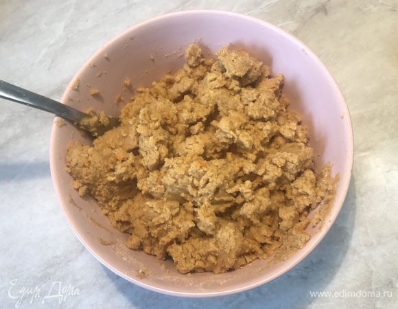 Смешать до однородности. Тесто не должно сильно липнуть к рукам. Если оно получается жидким, добавить больше муки.