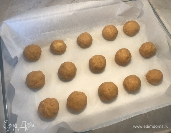 Из полученного теста скатать шарики и выложить на противень.