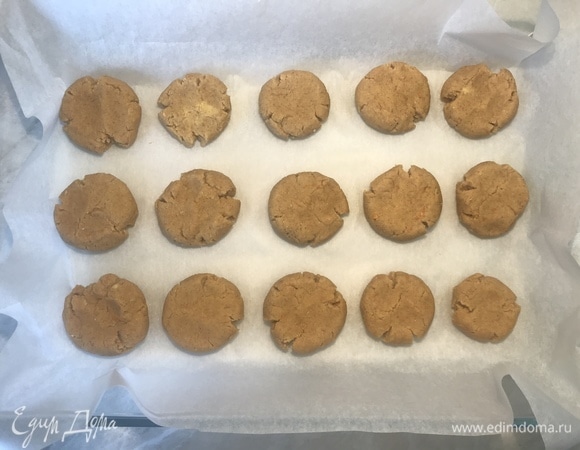 Слегка приплюснуть печенье.