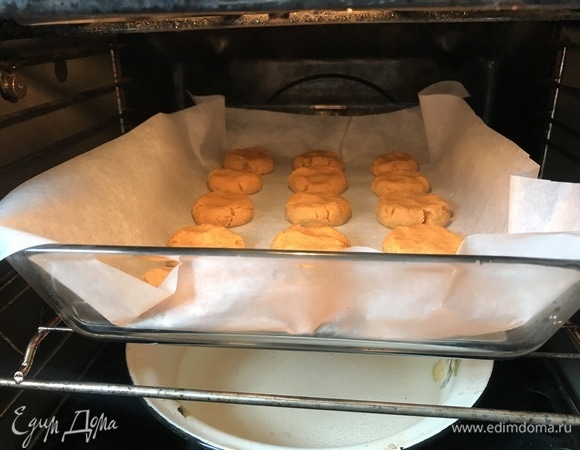 Выпекать 15–20 минут в заранее разогретой до 180°C духовке.