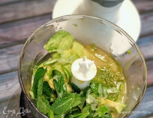 Готовим мусс. Все ингредиенты смешать в кухонном комбайне или блендере с S-образным лезвием до нежнейшего мусса. Полученную массу выложить на корж.