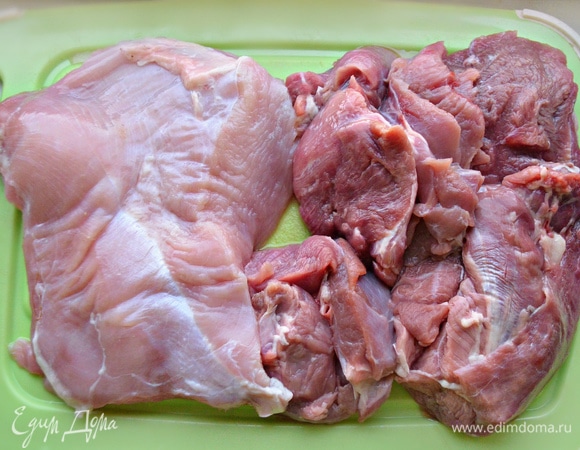 Подготовьте филе грудки и бедра индейки. Не страшно, если у вас чуть больше или меньше одного или другого ингредиента.