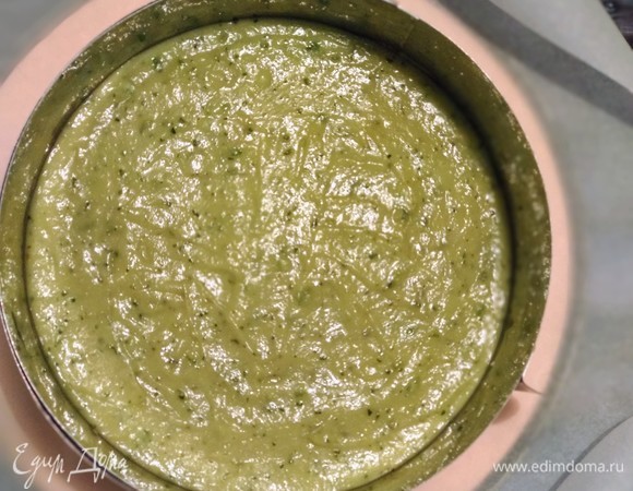 Постучать формой по столу для распределения массы и убрать в холодильник на ночь или в морозильную камеру на 3–4 часа. Извлечь торт из формы. Если торт заморожен, подавать его только после полной разморозки. Размораживают сначала в холодильной камере. Перед подачей украсить дольками лайма и веточками свежей мяты.