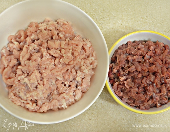 Грудку индейки и свинину пропустите через мясорубку (мелкая решетка), филе бедра индейки мелко порубите ножом.
