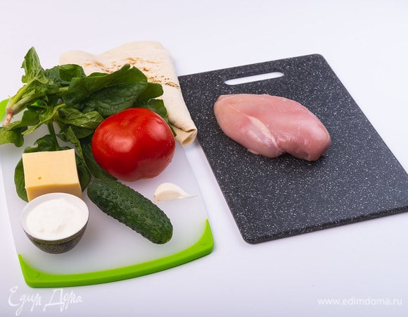 Промыть и обсушить филе курицы, овощи и шпинат.