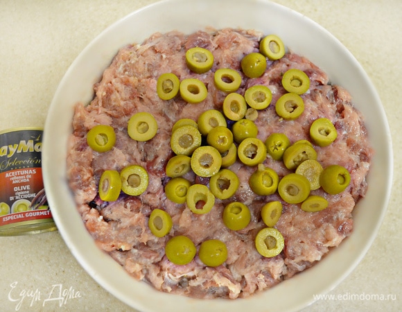 В конце добавьте нарезанные кольцами оливки и аккуратно перемешайте.