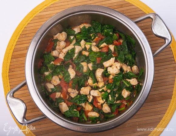 Добавить в сотейник с курицей и томатами шпинат. Перемешать. Прогреть 2–3 минуты. Шпинат должен стать мягким и дать сок, но не потерять при этом цвет!