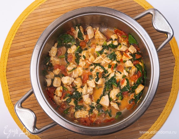 Добавить натертый сыр и сразу снять сотейник с плиты. Аккуратно все перемешать.