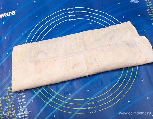 Свернуть в плоский рулет.