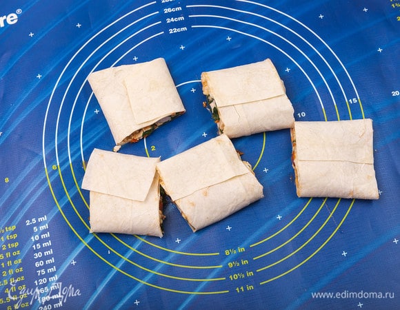 Разрезать рулет на квадраты.