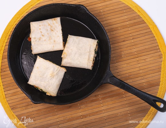 Разогреть сковороду. Подсушить квадраты по 2 минуты с каждой стороны.