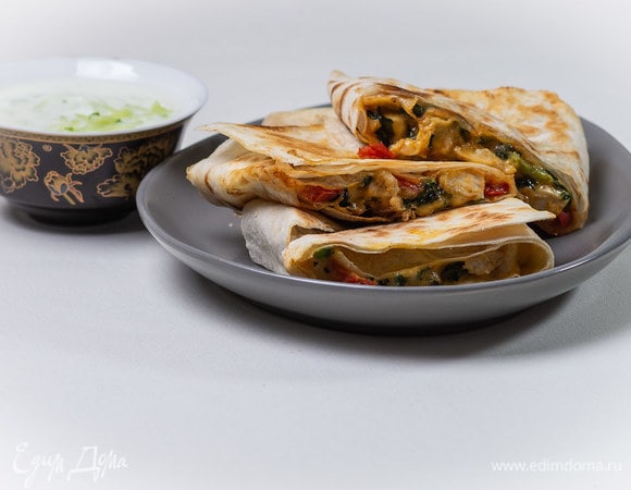 Для соуса смешать йогурт, натертый огурец, чеснок (1 зубчик). Добавить по вкусу соль. Подавать к столу.