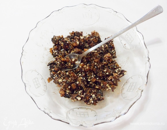 Измельчить сухофрукты вместе с овсяными хлопьями любым удобным для вас способом. Я воспользовалась мясорубкой. Добавить какао-порошок и перемешать.