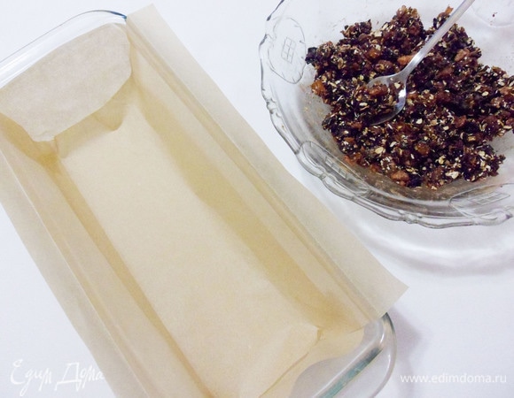 Форму (у меня прямоугольная форма 24х10 см) застелить бумагой для выпечки или пищевой пленкой.