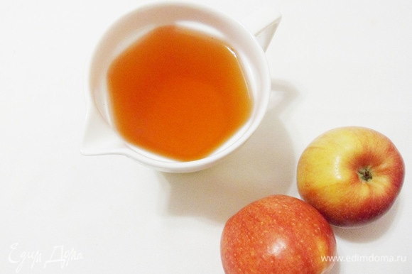 Воспользовавшись соковыжималкой, приготовить нужное количество яблочного сока.