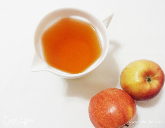 Воспользовавшись соковыжималкой, приготовить нужное количество яблочного сока.